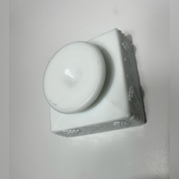 Westmoreland Della Robbia Pattern Milk Glass Compote Grape Vine Relief
#0305241 - Picture 16 of 16